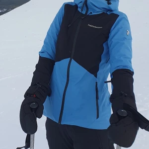 Skidjacka - Skidjacka från peak performance i strl xs! Endast använd två skidveckor så nästintill nyskick! Säljer då den tyvärr har blivit för liten. Nypris 4999, säljer för 1200💙 priset kan diskuteras vid snabb affär