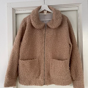 Teddy Jacka  - Beige teddyjacka från hm i storlek s, men är rymlig så passar även en m. Använd endast en gång, som ny! 