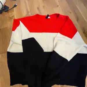 Säljer denna stickade tröjan i färgen röd, svart och vit! Jätte fin !