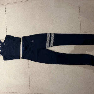 Träningstights - Här säljer jag bara underdelen men i nästa inlägg säljer jag toppen. I sista bilden visar jag en ficka tightsen har. Tightsen är väldigt populära bland er, så jag fixade nu så att man kan buda så det blir enklare för mig att sälja till en av er❣️