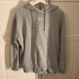 Snygg hoodie, i bra skick från Nike. Lite oversized i storleken så skulle säga de passar även större storlekar än S