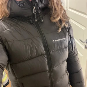 Peak performance dunjacka - Grön/grå dunjacka från Peak Performance i storlek M dam. Använd men väl omhändertagen utan synliga defekter. Skicka för fler bilder🥰