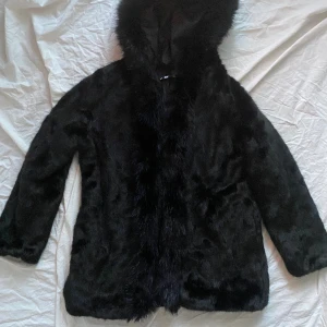 Fake pälsjacka - Jacka i fake päls. Storlek 38. Aldrig använd. Kan skicka mer bilder om det behövs, svårt att fota. 