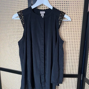 Partytopp från H&M - Superfint fall och fina detaljer på axeln Dold knäppning   Fin instoppad eller löst hängande  Fint använt skick utan anmärkningar 