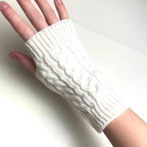 Vita Torgvantar!  - Säljer nu dessa super söta vita Torgvantarna! Helt nya, alltså inte använda! Frakt tillkommer 22kr❗️ 🥰