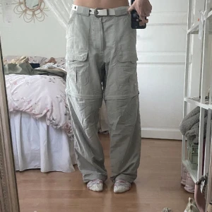 baggy cargos - väldigt baggy cargo byxor, strl L men sitter oversized på mig med S  obs! finns två små fläckar, skriv för bild!