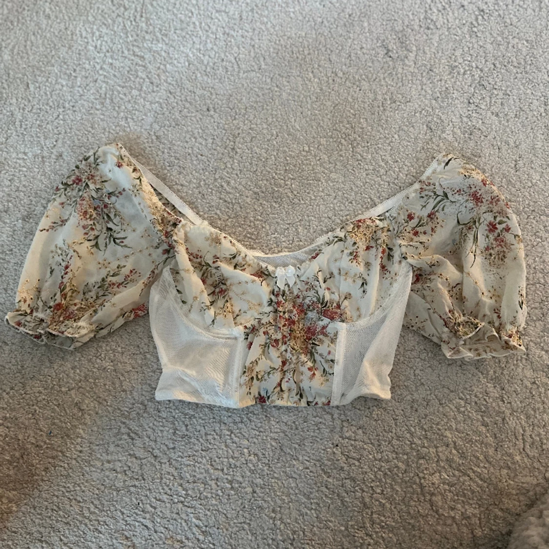 Crop top vit med broderade blommor - 90