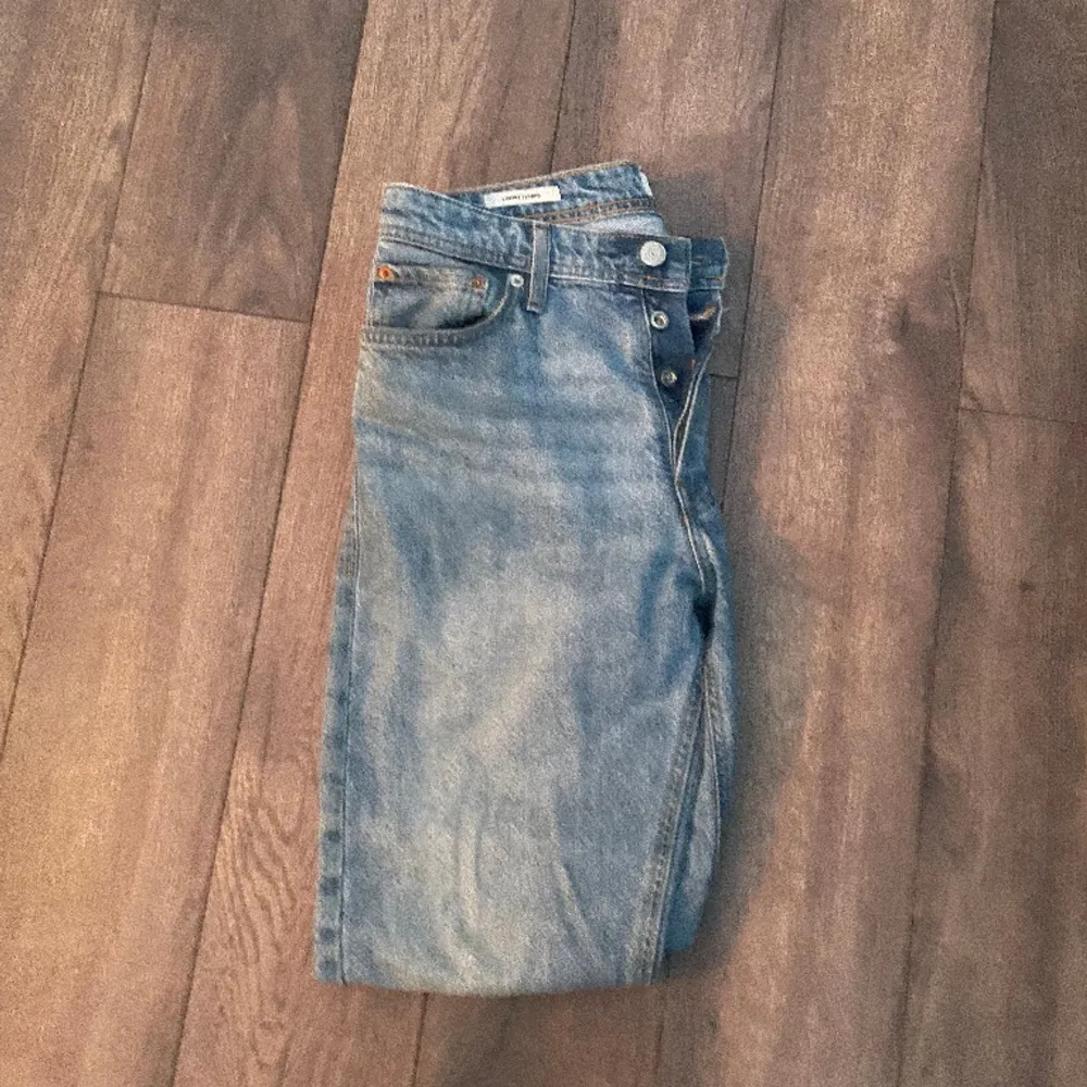 Tja! Säljer ut lite av garderoben som inte kommit till användning, dessa är jeans från Jack&Jones i en skitsnygg ljusblå färg som passar till allt. Är villig att diskutera pris och jag skickar varan inom 2 dagar. Ha det bäst // Filip. Jeans & Byxor.
