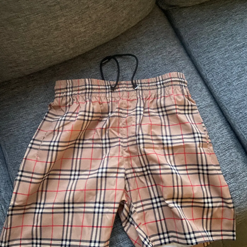 Burberry shorts används även som badshorts. Helt ny aldrig använd. Säljer den för att den inte passar mig. Går att ställa frågor. Jeans & Byxor.