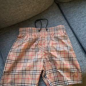 Burberry shorts används även som badshorts. Helt ny aldrig använd. Säljer den för att den inte passar mig. Går att ställa frågor