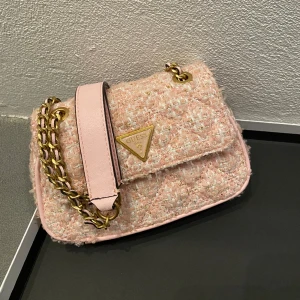 GUESS handväska - Jättesöt handväska från GUESS. Aldrig använd, passar perfekt till allt. Nypris 950kr