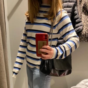 Randig tröja från SAMSØE  - Tunn stickad tröja ifrån SAMSØE SAMSØE! Strl S, superfin till vår & sommar. 