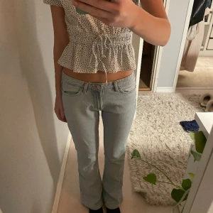 Storlek 34 - Lågmidjade jeans från zara i storlek 34, de är slutsålda och går inte att köpa. De är uppsydda som man ser på bild 3, jag är 167