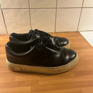 Eytys skor - Säljer/byter Eytys, bra skick lite slitna men ändå jätte fina. Öppen för alla byten och kan gå ner i pris
