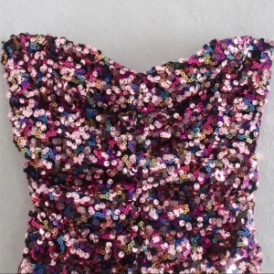 Zara topp - Säljer nu min fina glitter topp från zara! Supersnygg och har inga defekter, ingen paljett är av!🫶🏻 säljer pga att den var lite för kort för mig!