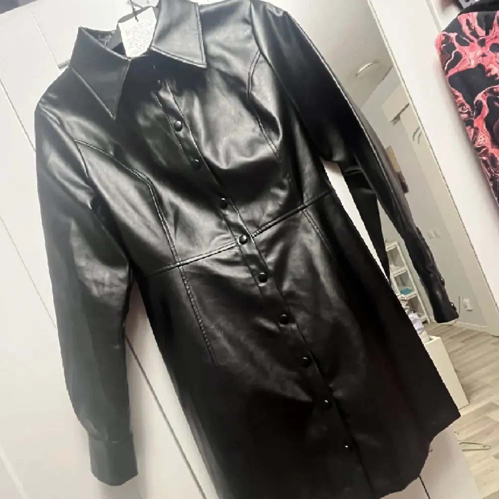 Nyskick med tagg❕ Knappar hela vägen 🖤  Stl 42 och stor i stl. Jag i size 44 är på bild 1 🖤Märkt som en dress, jag hade tänkt ha den som trenchcoat/rock. Den har varit i garderoben i över två år så dags att säga farväl 🖤 nypris var ~800kr på zalando. . Jackor.