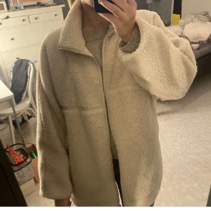 Teddyjacka - Säljer min superfina teddyjacka från Carin Wester, perfekt nu till våren!! 