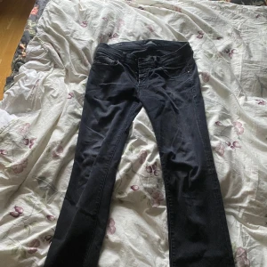 Ltb jeans  - Ett par jeans som bara legat i min garderob som är i super bra skick. Dom är lådmidjade och går ut längst ner i benen. 
