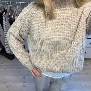 Jätteskön stickad tröja från hm divided. Turtleneck och kort i modellen. Kommer tyvärr inte till användning.