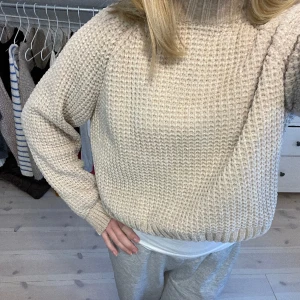 Stickad beige tröja  - Jätteskön stickad tröja från hm divided. Turtleneck och kort i modellen. Kommer tyvärr inte till användning.
