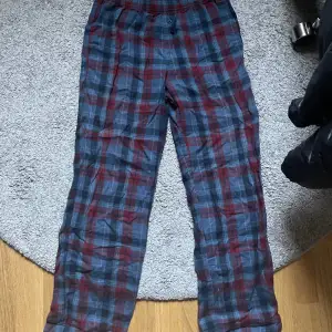 Ett par fina pjamasbyxor som jag säljer eftersom att jag inte använder dom längre. Dom har inga synliga defekter. Skriv för fler bilder 💬 