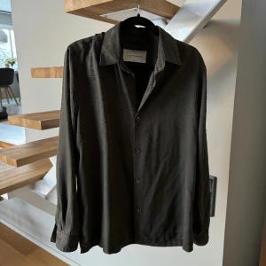 A Day's March - Säljer denna skjortan i storlek L bra skick utöver att den saknar en knappt men har funkat bra utan!