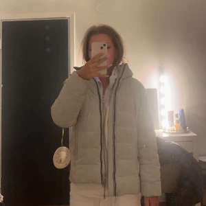 Moose knuckles jacka - Hej säljer min jätte fina moose knuckles jacka som är i jätte fint skick köpt för 8000 . Men sälj eftersom den inte kommer till användning längre. Inga defekter och gott omhändertagen. Kommer också från ett rökfritt hem, kontakta mig gärna vid frågor 💓