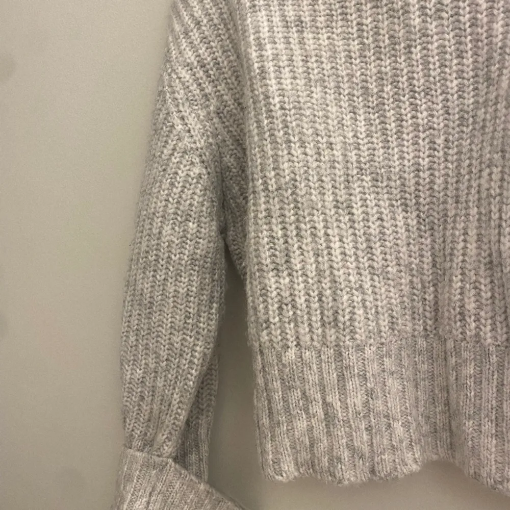 En helt vanlig, snygg, stickad tröja. Den är i bra skick och har inga fläckar vad jag kan se💓. Tröjor & Koftor.