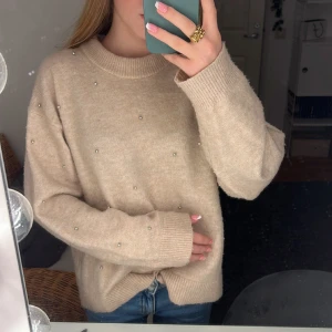 Beige stickad tröja - Jättefin stickad tröja från H&M, använd men inget som syns.  Nypris 299 kr Säljer för 150 kr Storlek XS, sitter bra på mig som är 160 lång.  