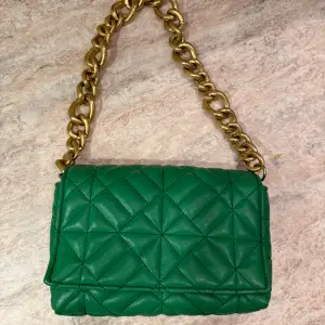 Säljer min gröna kedje väska från Zara för att den tyvärr ej används💖💖