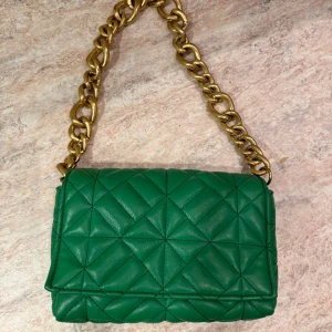 Grön kedjeväska  - Säljer min gröna kedje väska från Zara för att den tyvärr ej används💖💖