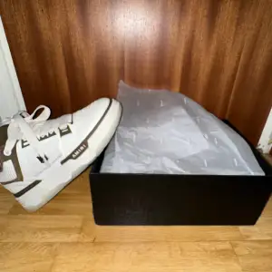 Amiri MA-1 skor som är vita med brun detalj ser jätte clean ut. Är mer av en finsneaker skulle jag säga till speciella evenemang som inte är för formella är super bekväma i storlek 44/43 (passar för båda)