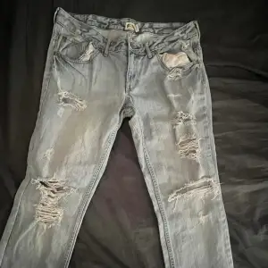 Säljer dessa snygga jeans från Gina tricot då de inte passar mig så bra! Storlek 31/32, hör bara av er vid frågor!💓💓