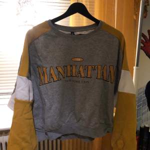 En långärmad tröja med motivet Manhattan, den är inte så himla lång vid midjan så är ish en magtröja🪬