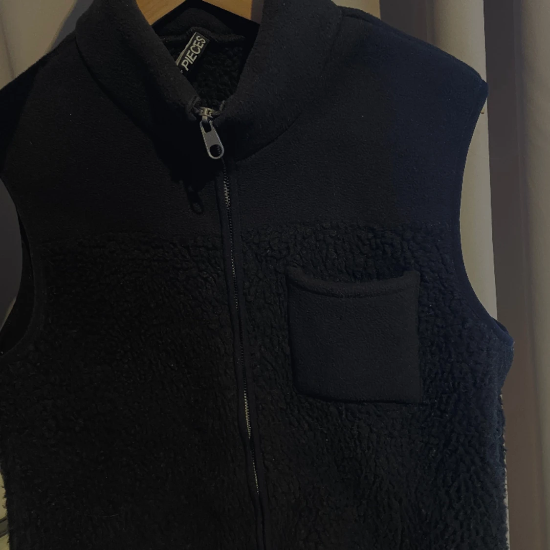 Mysig väst från pieces - 91