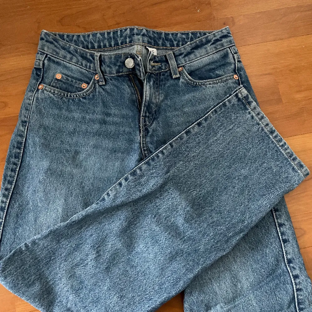 Snygga jeans med låg midja och rak passform, från weekday i den populära modellen ”Arrow”. Använda men inga defekter eller  tecken på slitage. Storlek 24/30. Säljer även ett par exakt likadana i storlek 24/32! . Jeans & Byxor.