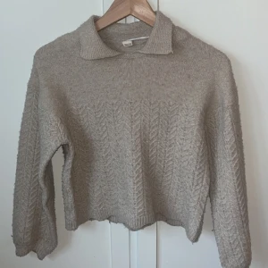 Stickad tröja  - En beige stickad tröja. Köpt på gekås och säljer eftersom den inte kommer till användning. 