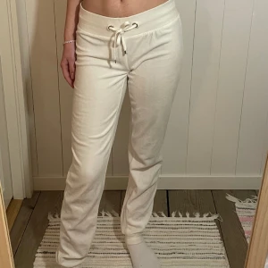 Lågmidjade mjukis - Vita lågmidjade mjukis med snörning. Supersköna och passar även S🤍