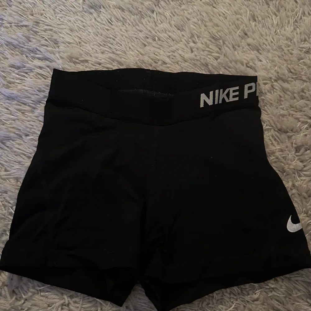 Säljer dessa hotpants från Nike i storlek XS. Märket är lite avskavt men de är annars i bra skick.. Shorts.
