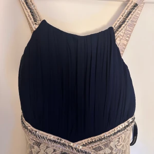 Vacker balklänning marinblå med strass - Klänningen är använd endast en gång.  Faller jättefint och har en underbart djup marinblå färg. Perfekt för bal eller finare tillställningar.   Finns att hämta i Malmö eller skickas vid behov.   Nypris är 1800:- 