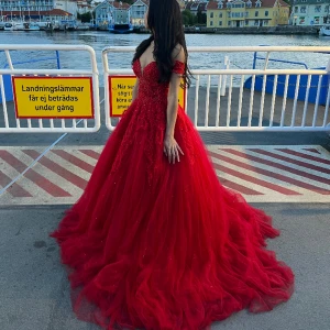 Röd balklänning ❤️ - Världens allra finaste balklänning,  komplimanger under kvällen av ALLA. Perfekt prinsessklänning för dig som vill ha en magisk kväll❤️ Ingår en underkjol man har så den kommer upp! Priset är det som gäller, den är specialsydd av skräddare till mig❤️