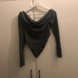 draperad off the shoulder - så mysig tröja med drapering framtill och en osymmetriskt lettuce hem med off the shoulder armar, den är lite för liten för mig tyvärr så har endast testat 💗 skulle säga att den passar S-M 
