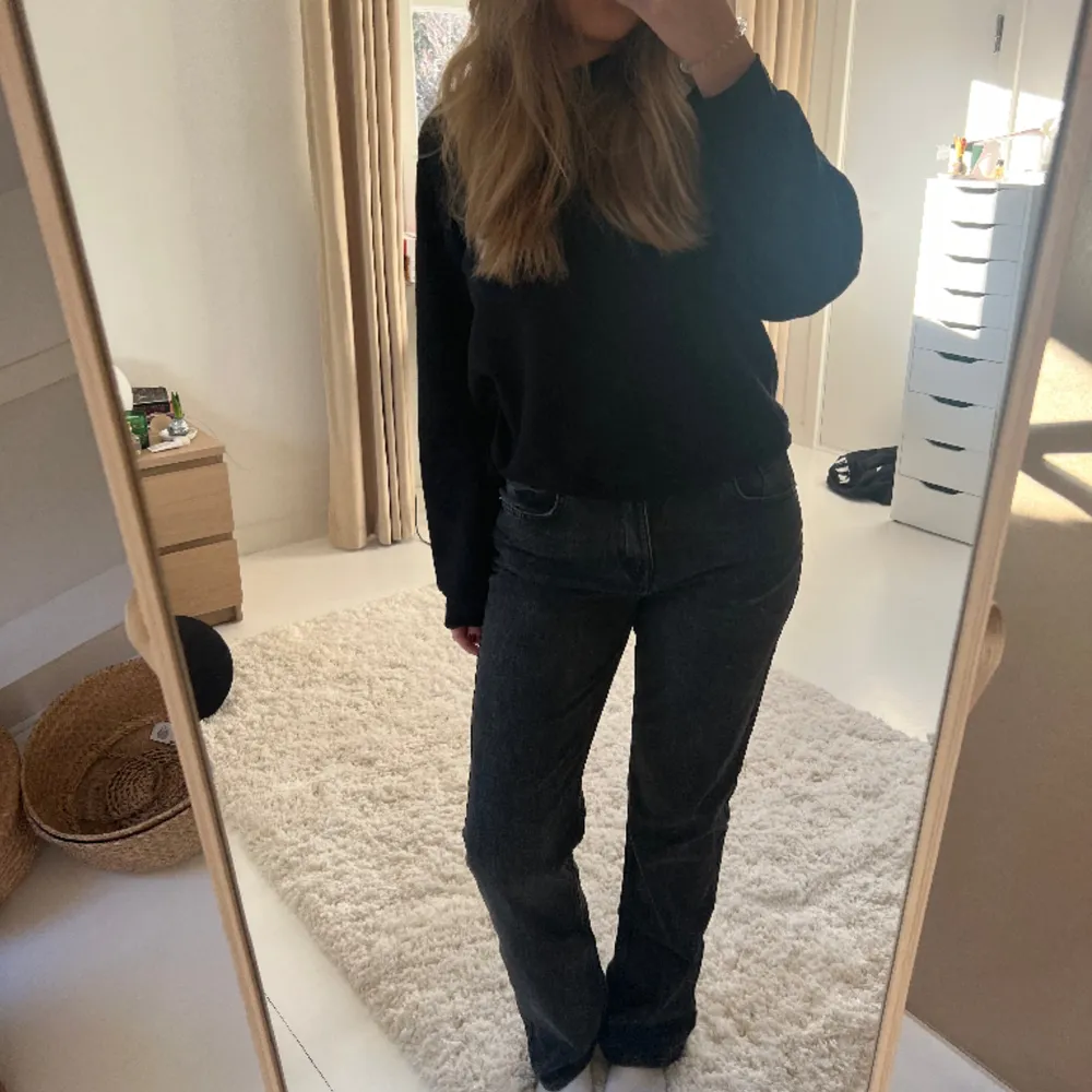 Så snygga svarta jeans som är helt oanvända❤️❤️. Jeans & Byxor.