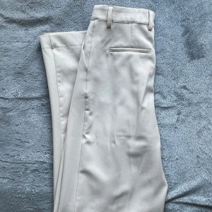 Kostymbyxor - Kostymbyxor från bikbok i nyskick, använda max en gång! dem är högmidjade med fina pressveck🫶🏻