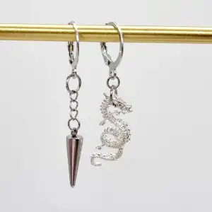 Super fina örhängen 🌟Handgjorda örhängen ●Följ :@ekjewelryofficial🤲  💎Material- zinklegeringar och rostfritt stål ●Örhängeskrokar - rostfritt stål Längd -4cm. 