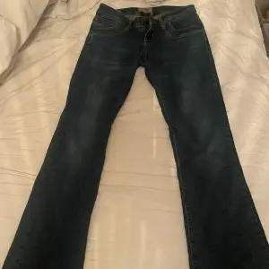 Ett par mörkblåa ltb jeans som är low waist. Jätte snygga men tyvärr är de för stora för mig i midjan och är därför jag säljer de. Kan kanske tänkas gå ner lite i pris beroende på hur många som är intresserade. Nypris ungefär 900. 💗💗