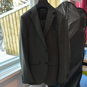 Riley slim fit tvådelad kostym  - Tvådelad kostym från Riley, storlek 46