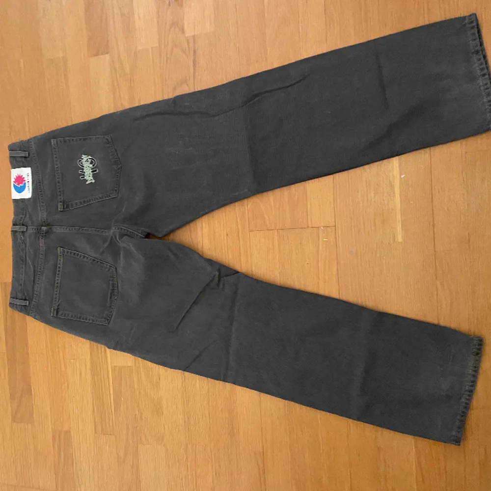 Mörk gråa baggy jeans med detalj på bakre fickan. Jeans & Byxor.