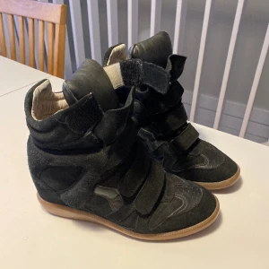 Isabel marant - Säljer dessa Isabel Marant skor då dom dessvärre är för stora för mig som är en 38. Skorna är i nyskick och true to size :)