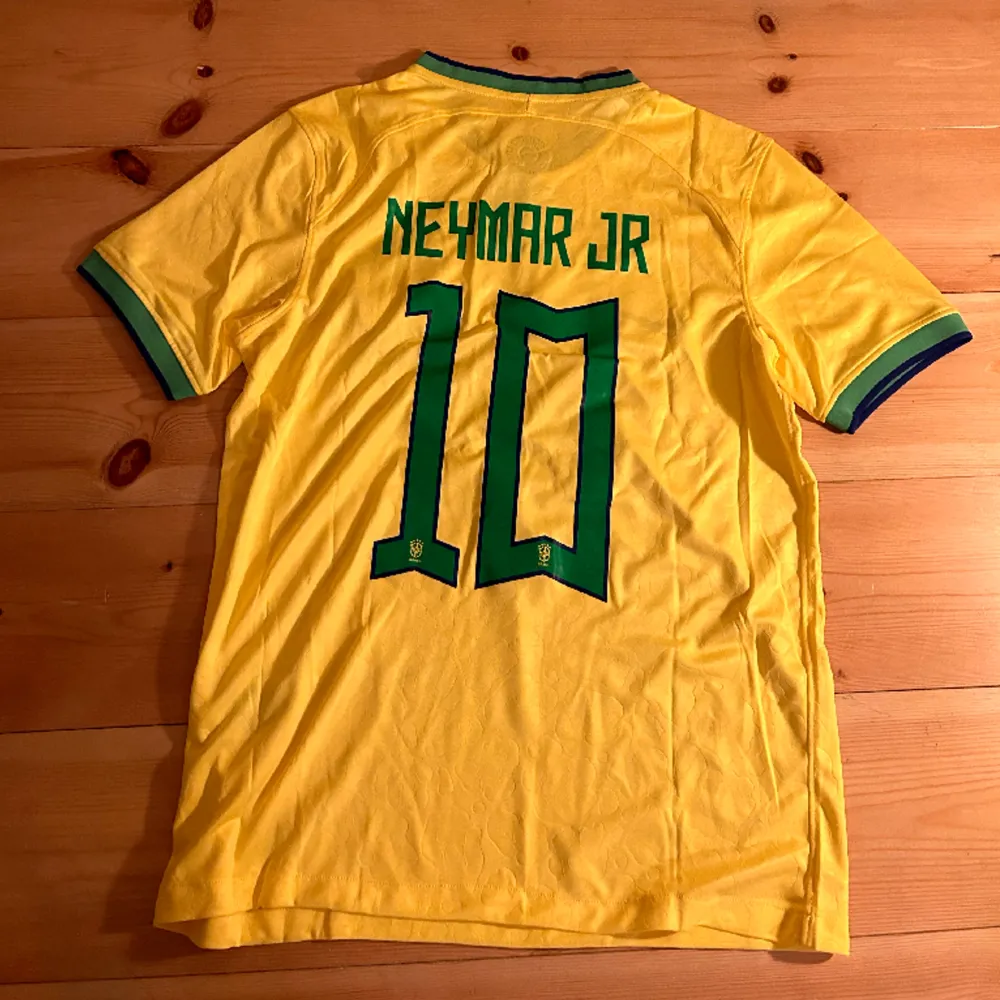 Säljer en Neymar tröja helt oanvänd, orörd med taggarna kvar (byte). Övrigt.